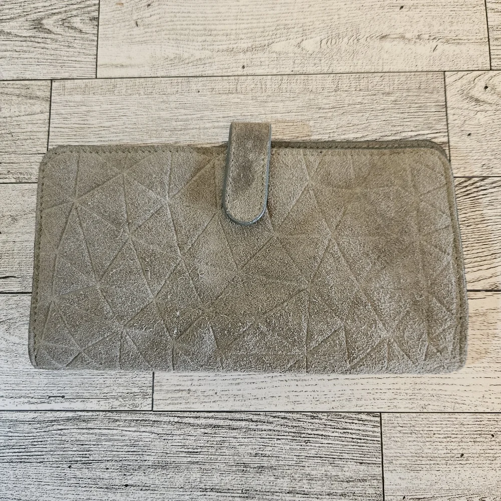Suede Wallet Snap Close 7.5